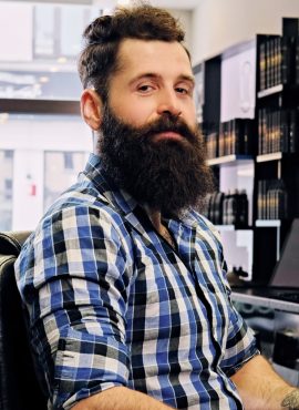 3male-drinks-coffee-in-a-hairdressers-salon-3J2QZMR-2.jpg