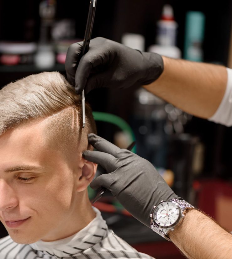 hairdresser-making-professional-and-stylish-haircu-X9VXHN9-2.jpg